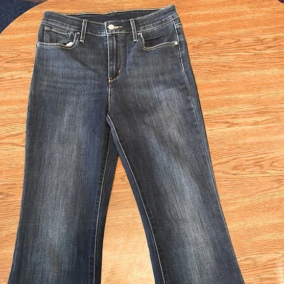 Like New💫Levi Flare Jeans - Picture 1 of 3